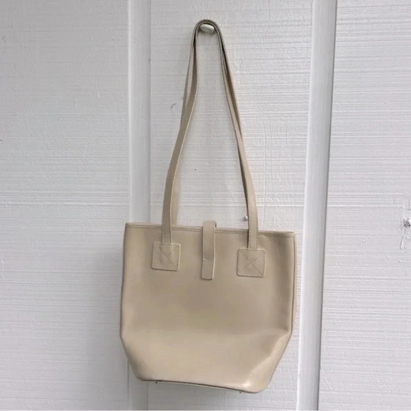 Vintage Dooney & Bourke Cream Leather Buckle Front Detail Bucket Shoulder Bag - Picture 3 of 13